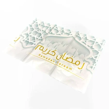 سفرة طاولة رمضانية بتصميم أبيض وزخارف ذهبية وعبارة رمضان كريم