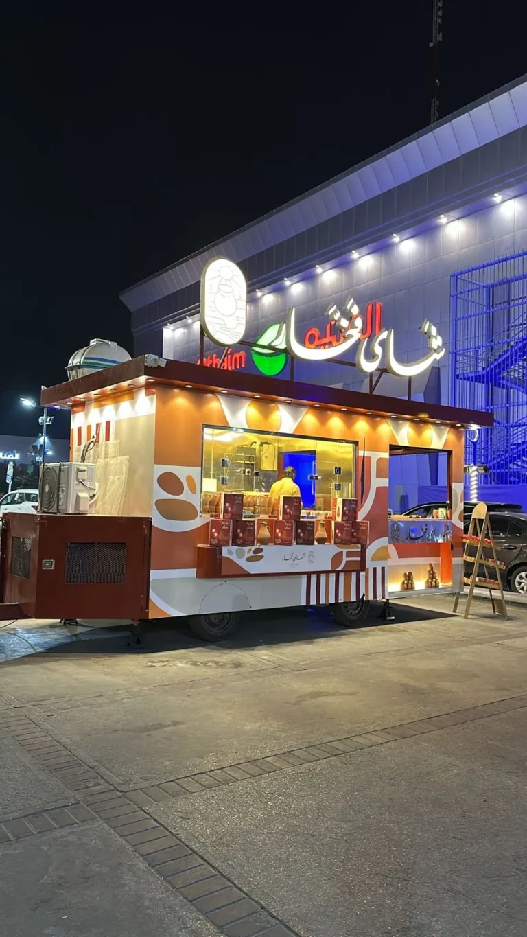 عربات وشاحنات الطعام