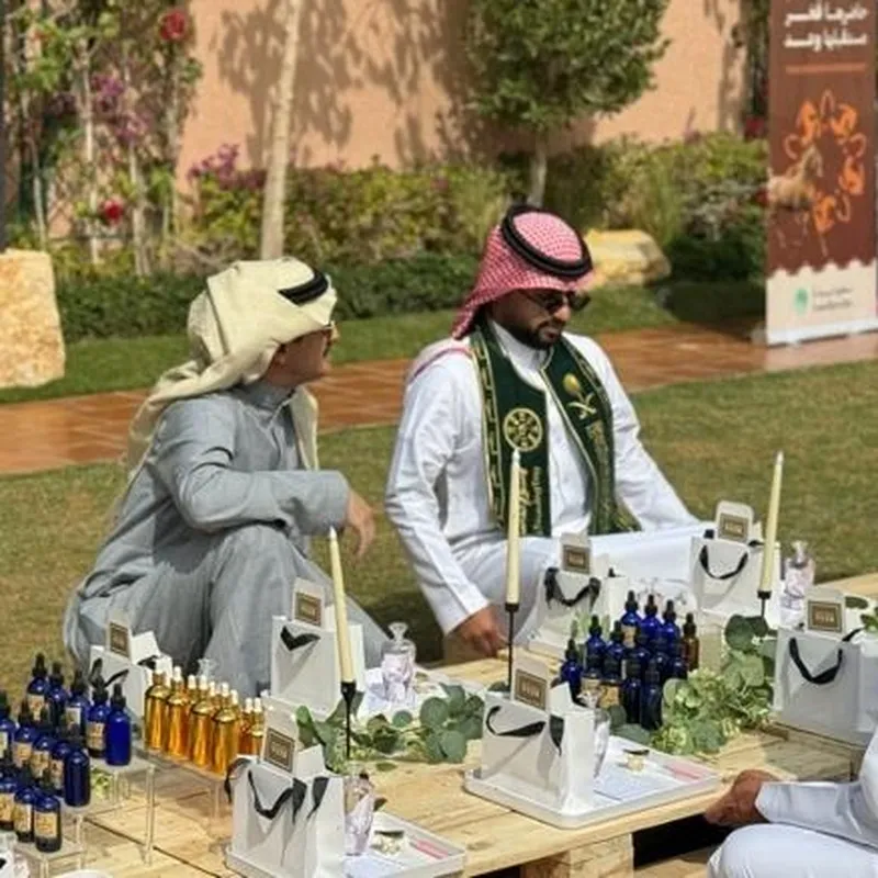 ورشة اصنع عطرك بنفسك مع تغليف بشعار شركتك | تجارب للشركات في الرياض - الصورة 3
