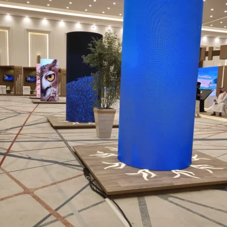 شاشات LED أسطوانية لتغليف الأعمدة برؤية 360 درجة | تأجير شاشات في الرياض