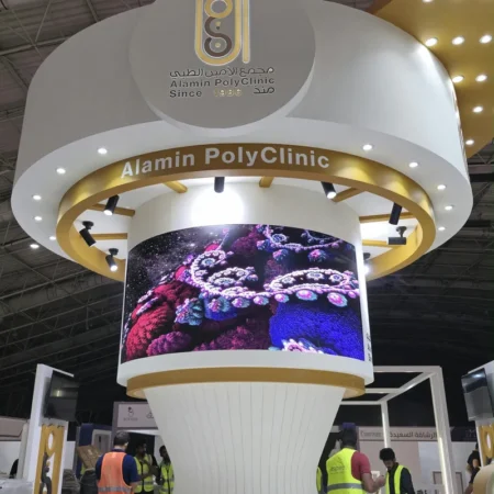 شاشات LED فلكسبل مرنة بانحناء دائري للبوثات والمنصات | تأجير شاشات في الرياض